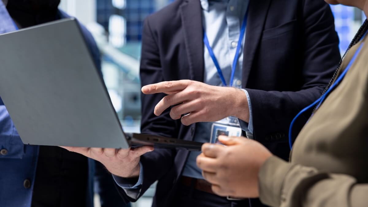 IT Contractors working 